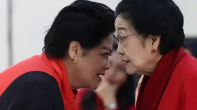 Menjadi salah satu peneliti di bidang atom yang diprakarsai Presiden Soekarno, menjadikan Connie Rahakundini Bakrie memiliki kedekatan khusus dengan Megawati.