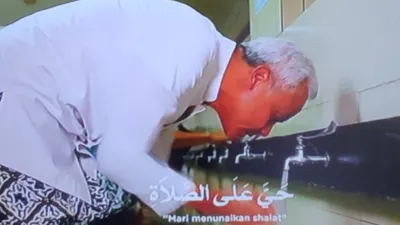 Ganjar Pranowo Muncul di Tayangan Adzan Maghrib di Stasiun TV Hary Tanoe, Warganet: Lupa Gulung Lengan Baju ( Twitter @MuhiqR)