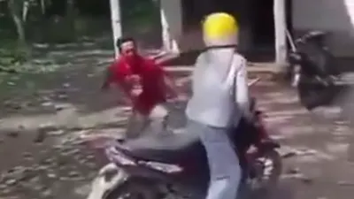 Saat hendak melakukan tagihan kepada salah seorang nasabah, dua petugas PNM Mekaar justru mendapat sambutan tidak simpatik.
