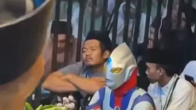 Sosok Ultraman membuat acara pengajian Gus Iqdam menjadi sorotan.