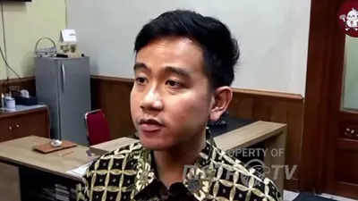 Ketua Bidang Kehormatan DPP PDI Perjuangan, Komarudin Watubun, menyatakan secara de facto Gibran Rakabuming Raka sudah tidak lagi menjadi kader partai.