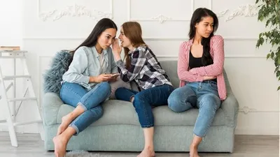 5 Tanda Red Flag Dalam Hubungan Pertemanan yang Harus Disadari, Saling Berkompetisi Diam-diam Salah Satunya! (Freepik)