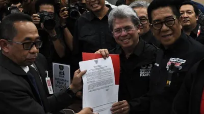 Deputi Hukum TPN Ganjar-Mahfud, Todung Mulya Lubis (kedua kanan) didampingi Henry Yosodiningrat (kanan) mengajukan pendaftaran gugatan PHPU Presiden dan Wapres di Gedung Mahkamah Konstitusi, Jakarta, Sabtu (23/3/2024).(Antara/Fakhri Hermansyah)