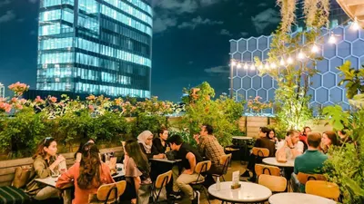5 Rekomendasi Kafe di Jakarta dengan Pemandangan City Light, Cocok untuk Tempat Nongkrong (Instagram @hauserooftop)