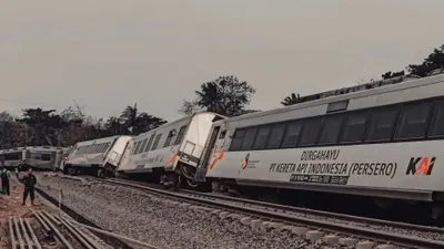 Kecelakaan kereta api KA Argo Semeru dan KA Argo Wilis terjadi di lintasan Kalimenur, Sentolo, Kulon Progo