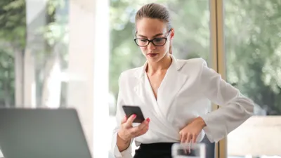 3 Fakta Unik Wanita yang Suka Pakai Baju Warna Putih, Memberikan Kesan Ini (Pexels.com/Andrea Piacquadio)