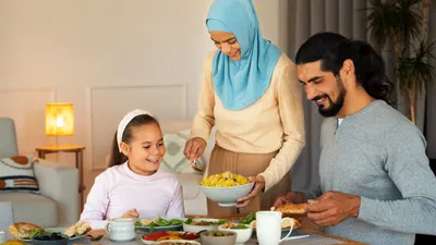 Hukum Makan di Depan Orang yang Sedang Puasa Ramadhan, Begini Penjelasan Ustadz Khalid Basalamah
