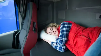 Ini 3 Cara Tidur Nyenyak Selama Perjalanan Jauh, Cocok Buat Kamu yang Sering ke Luar Kota (Freepik)