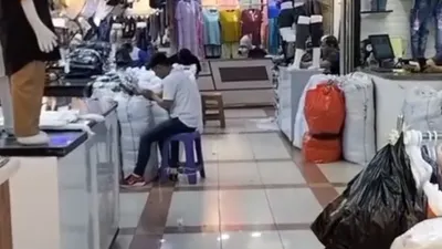 Pasar Tanah Abang Jakarta Pusat. Para pedagang Tanah Abang sedang menghadapi kondisi yang cukup memprihatinkan, karena mengalami penurunan omzet yang sangat signifikan. 