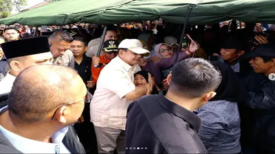 Ketiga Kalinya Kunjungi Sumatera Barat, Prabowo Datangi Posko Tanggap Bencana Erupsi Gunung Marapi