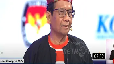 Mahfud MD Tampil Berbeda dengan Baju Adat Madura di Debat Cawapres hingga Sisipkan Kata &lsquo;Bersujud kepada Ibu&rsquo;