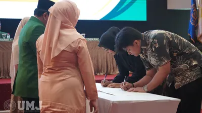 Penandatanganan lembar angkat janji oleh Nabila Aulia Maharani dan Muhammad Reza Syah Pahlevi, disaksikan oleh Rektor, Dekan FKK UMJ  dan Sek. Prodi Pendidikan Dokter, di Gedung Cendekia, Selasa (20/2/2024)