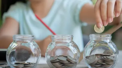 Ini 4 Penyebab Kamu Sulit Menabung, Salah Satunya Memiliki Lingkungan yang Buruk, Pantes Gak Kaya (Freepik)