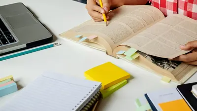 Illustrasi. 4 Cara Kerjakan Tugas Kuliah