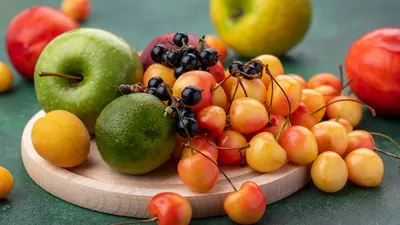 Ilustrasi makan buah saat bulan Ramadhan.