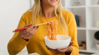 5 Fakta Unik Mie Instan yang Perlu Kamu Tahu! Rebusan Air Bekas Mie Mengandung Lilin?