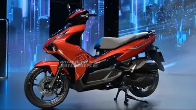 Honda A-Max 160 memiliki fitur suspensi yang impresif, dengan suspensi teleskopik di bagian depan dan velg berukuran 17 inci.