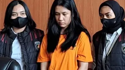 Ghisca Debora, yang merupakan sosok perempuan yang tergolong masih muda, harus mendekam di penjara lantaran telah terbukti melakukan penipuan.