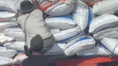 Dua pelaku bajing loncat mencuri beras Bulog dari truk yang sedang berjalan di jalan Kota Dumai, Riau.
