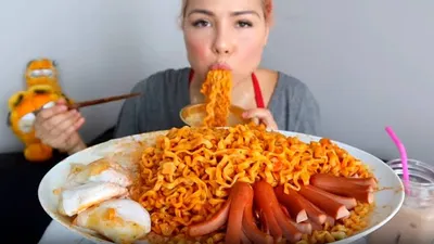 Ilustrasi Makan Mi Instan