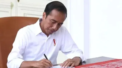 Pengamat komunikasi politik Henri Subiakto, menyampaikan bahwa apa yang dilakukan Presiden Joko Widodo (Jokowi) akan mulai terbuka satu persatu.