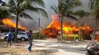 Kebakaran cukup besar melanda kawasan wisata Pantai Pangandaran tepatnya berada di daerah Kampung Turis Pamugaran Pangandaran sekitar jam 09.00 pagi di tanggal 31 Agustus 2023.* 