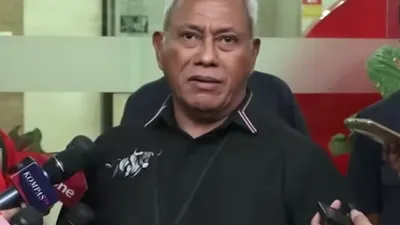 Ketua Bidang Kehormatan DPP PDIP, Komarudin Watubun, mengatakan bahwa Bobby Nasution meminta izin untuk mendukung pasangan Prabowo-Gibran tanpa meninggalkan PDI Perjuangan.