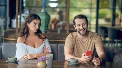 5 Tanda Dia Selingkuh di Belakangmu, Jangan Sampai Kena Gocek Pasangan! (Freepik)