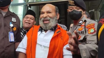 Lukas Enembe saat menjalani proses hukum KPK.