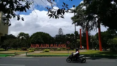 Suasana di pusat Kota Malang Jawa Timur pada siang hari