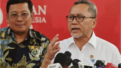 Menteri Perdagangan Zulkifli Hasan secara terbuka mengajak pedagang di Pasar Tanah untuk bertransformasi ke dalam bisnis daring melalui e-commerce.