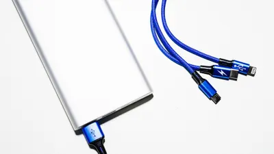 Ilustrasi mengisi ulang HP menggunakan power bank.