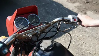 Ilustrasi cara cepat belajar mengendarai sepeda motor berkopling.