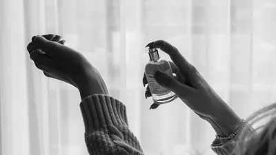 Illustrasi parfum menarik perhatian seseorang.