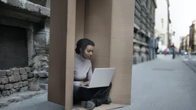Di balik sifat yang suka menyendiri, seorang introvert memiliki daya tarik tersendiri untuk memikat orang lain.