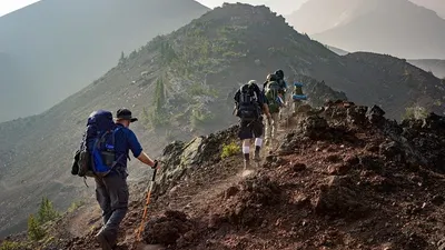 4 gunung dengan jalur pendakian tersulit di Indonesia