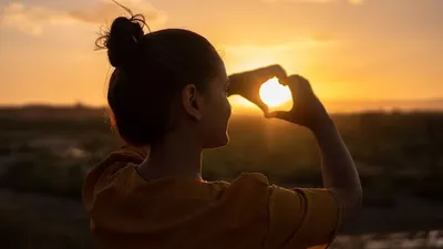 4 Karakter yang Bikin Orang Lain Mudah Jatuh Cinta padamu, Poin Pertama Paling Penting!