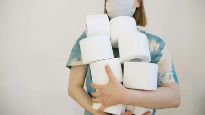 Gambar seorang wanita sedang menimbun barang yaitu tissue dalam jumlah yang banyak. 