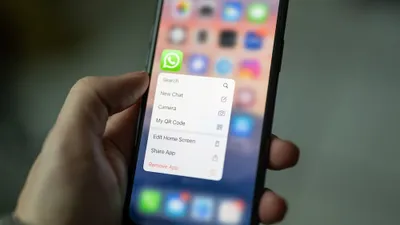 Illustrasi backup chat WhatsApp ke iCloud.