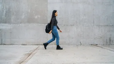 Cara Berjalan Ternyata Bisa Ungkap Kepribadian dan Sifat Asli Seseorang, Kamu yang Mana? (Freepik)