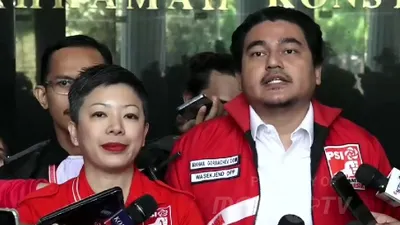 Direktur LBH PSI Francine Widjojo (kiri)