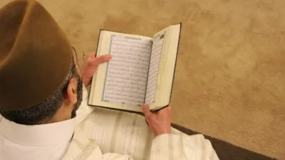 Dalam catatan sejarahnya Al-Qur'an diturunkan secara bertahap dan berangsur-angsur dalam kurun waktu 22 tahun 2 bulan 2 hari.