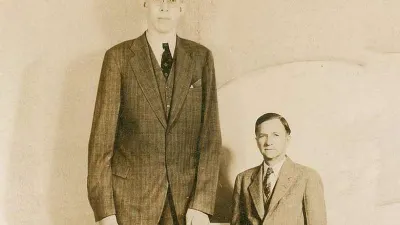 Orang tertinggi di dunia Robert Wadlow (Picryl via factinate.com)
