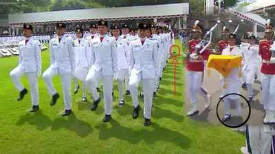 Sepatu kiri pembawa baki bendera, Lilly Indriani Suparman Wenda terlepas.