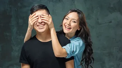 Ilustrasi sikap wanita yang bisa membuat pria makin sayang.
