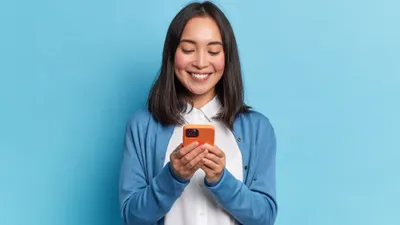 Ada 4 cara memegang hp saat scrolling medsos atau chat. Pertama adalah memegang dengan satu tangan. Kedua adalah menopang dengan ibu jari.