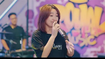  Happy Asmara saat melantunkan lagu Anak Wedok