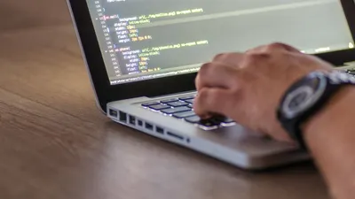 Software developer adalah seseorang yang bertanggung jawab untuk merancang, mengembangkan, dan memelihara perangkat lunak.