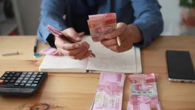 Ilustrasi strategi melunasi utang pinjol dan menghindari debt collector.