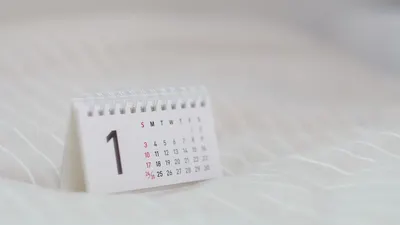 Ilustrasi tanggal merah Hari Natal dan tahun baru 2024.